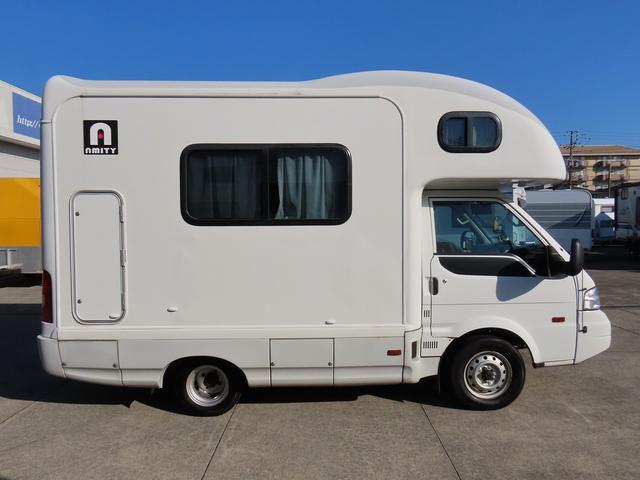 ボンゴトラック ＡｔｏＺ製　アミティ　キャンピングカー　シンク　電子レンジ　１８００Ｗインバータ　シングルサブバッテリー　走行充電　外部充電　給排水ポリタンク　ＤＣ冷蔵庫　マックスファン　アウターシャワー　ＡＣコンセント　エントランス網戸（6枚目）