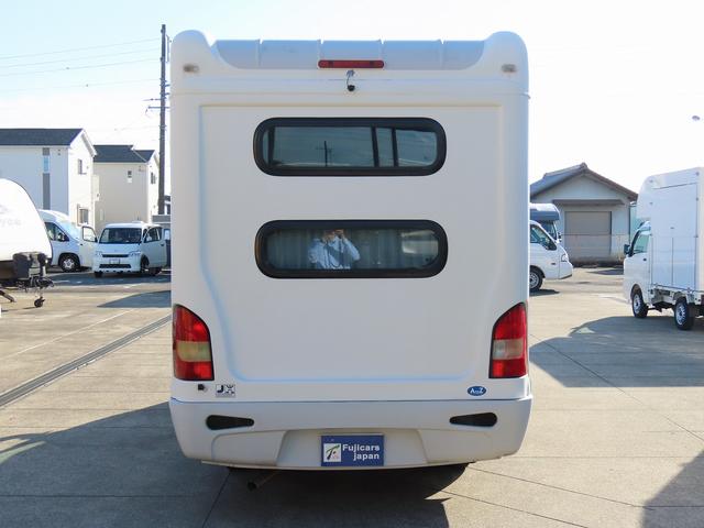 ボンゴトラック ＡｔｏＺ製　アミティ　キャンピングカー　シンク　電子レンジ　１８００Ｗインバータ　シングルサブバッテリー　走行充電　外部充電　給排水ポリタンク　ＤＣ冷蔵庫　マックスファン　アウターシャワー　ＡＣコンセント　エントランス網戸（9枚目）