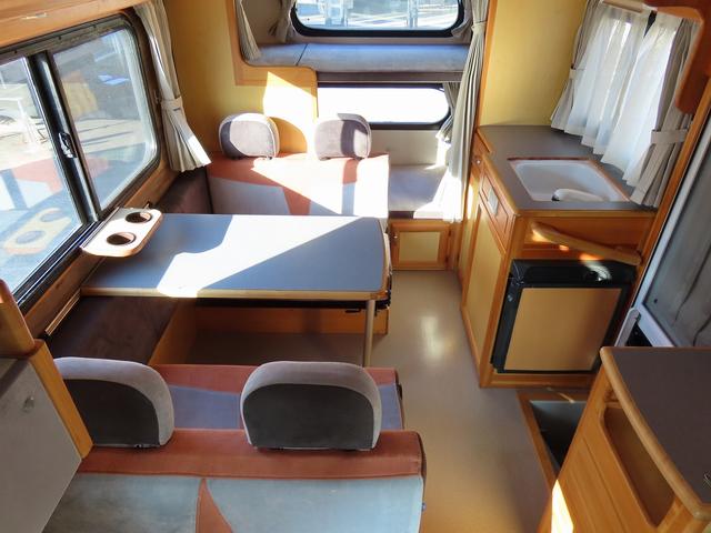 ボンゴトラック ＡｔｏＺ製　アミティ　キャンピングカー　シンク　電子レンジ　１８００Ｗインバータ　シングルサブバッテリー　走行充電　外部充電　給排水ポリタンク　ＤＣ冷蔵庫　マックスファン　アウターシャワー　ＡＣコンセント　エントランス網戸（10枚目）