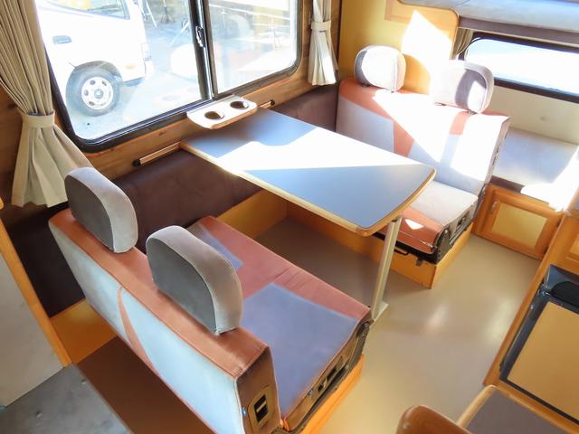ボンゴトラック ＡｔｏＺ製　アミティ　キャンピングカー　シンク　電子レンジ　１８００Ｗインバータ　シングルサブバッテリー　走行充電　外部充電　給排水ポリタンク　ＤＣ冷蔵庫　マックスファン　アウターシャワー　ＡＣコンセント　エントランス網戸（11枚目）