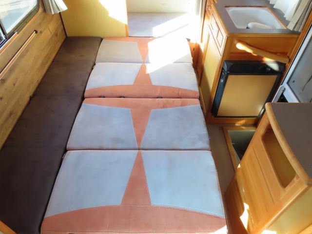 ボンゴトラック ＡｔｏＺ製　アミティ　キャンピングカー　シンク　電子レンジ　１８００Ｗインバータ　シングルサブバッテリー　走行充電　外部充電　給排水ポリタンク　ＤＣ冷蔵庫　マックスファン　アウターシャワー　ＡＣコンセント　エントランス網戸（16枚目）