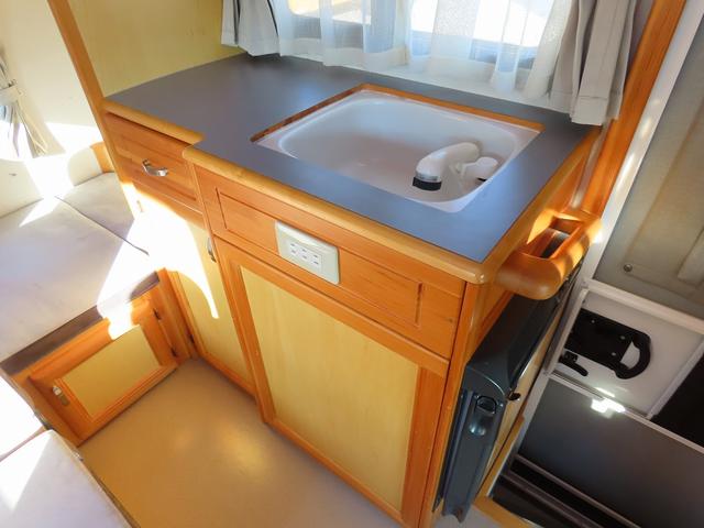 ボンゴトラック ＡｔｏＺ製　アミティ　キャンピングカー　シンク　電子レンジ　１８００Ｗインバータ　シングルサブバッテリー　走行充電　外部充電　給排水ポリタンク　ＤＣ冷蔵庫　マックスファン　アウターシャワー　ＡＣコンセント　エントランス網戸（23枚目）
