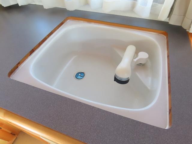 ボンゴトラック ＡｔｏＺ製　アミティ　キャンピングカー　シンク　電子レンジ　１８００Ｗインバータ　シングルサブバッテリー　走行充電　外部充電　給排水ポリタンク　ＤＣ冷蔵庫　マックスファン　アウターシャワー　ＡＣコンセント　エントランス網戸（24枚目）