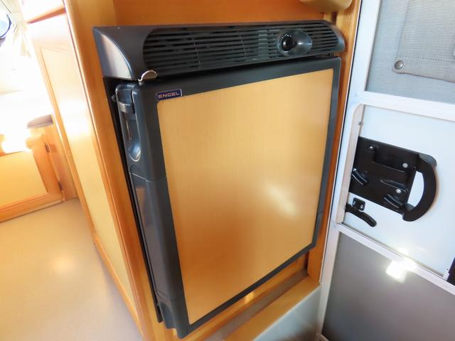 ボンゴトラック ＡｔｏＺ製　アミティ　キャンピングカー　シンク　電子レンジ　１８００Ｗインバータ　シングルサブバッテリー　走行充電　外部充電　給排水ポリタンク　ＤＣ冷蔵庫　マックスファン　アウターシャワー　ＡＣコンセント　エントランス網戸（25枚目）