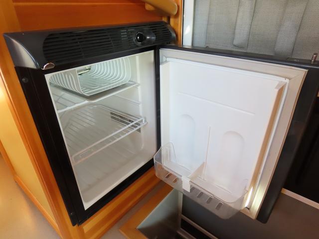 ボンゴトラック ＡｔｏＺ製　アミティ　キャンピングカー　シンク　電子レンジ　１８００Ｗインバータ　シングルサブバッテリー　走行充電　外部充電　給排水ポリタンク　ＤＣ冷蔵庫　マックスファン　アウターシャワー　ＡＣコンセント　エントランス網戸（26枚目）