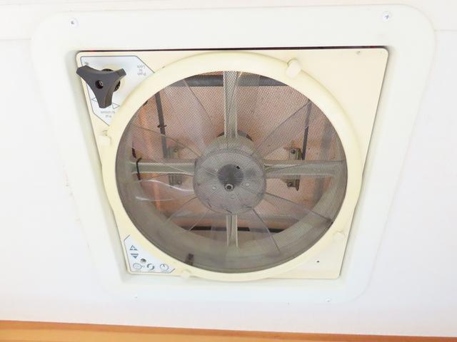 ボンゴトラック ＡｔｏＺ製　アミティ　キャンピングカー　シンク　電子レンジ　１８００Ｗインバータ　シングルサブバッテリー　走行充電　外部充電　給排水ポリタンク　ＤＣ冷蔵庫　マックスファン　アウターシャワー　ＡＣコンセント　エントランス網戸（31枚目）