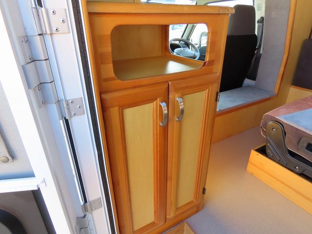 ボンゴトラック ＡｔｏＺ製　アミティ　キャンピングカー　シンク　電子レンジ　１８００Ｗインバータ　シングルサブバッテリー　走行充電　外部充電　給排水ポリタンク　ＤＣ冷蔵庫　マックスファン　アウターシャワー　ＡＣコンセント　エントランス網戸（34枚目）