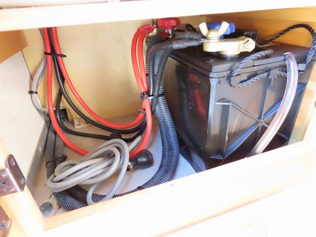 ボンゴトラック ＡｔｏＺ製　アミティ　キャンピングカー　シンク　電子レンジ　１８００Ｗインバータ　シングルサブバッテリー　走行充電　外部充電　給排水ポリタンク　ＤＣ冷蔵庫　マックスファン　アウターシャワー　ＡＣコンセント　エントランス網戸（36枚目）