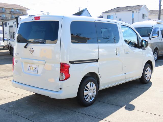NV200バネットワゴン 新車 FOCS ルソ キャンピングカー 5ナンバー リチウム200Ah 急速走行充電器 急速外部充電器 12Vクーラー フリップダウンモニター レザーシート加工 スマートキー 外部電源 ACコンセント テーブル USB(8枚目)