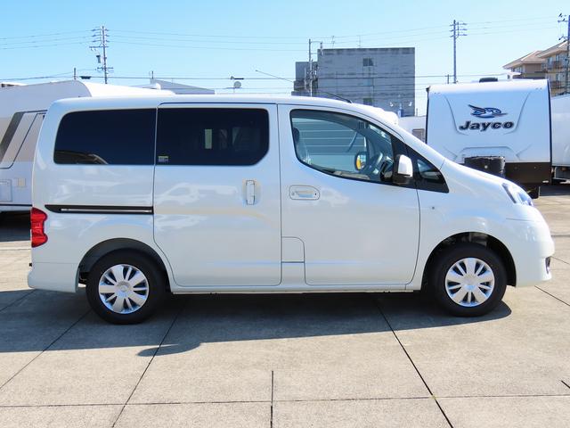 NV200バネットワゴン 新車 FOCS ルソ キャンピングカー 5ナンバー リチウム200Ah 急速走行充電器 急速外部充電器 12Vクーラー フリップダウンモニター レザーシート加工 スマートキー 外部電源 ACコンセント テーブル USB(9枚目)