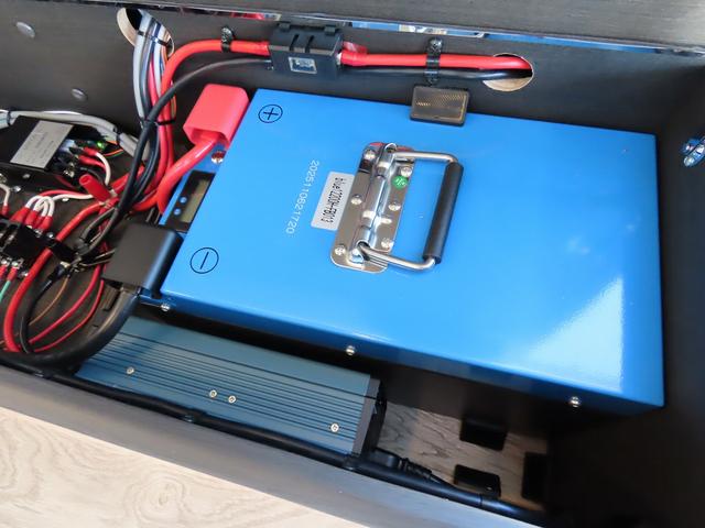 NV200バネットワゴン 新車 FOCS ルソ キャンピングカー 5ナンバー リチウム200Ah 急速走行充電器 急速外部充電器 12Vクーラー フリップダウンモニター レザーシート加工 スマートキー 外部電源 ACコンセント テーブル USB(24枚目)