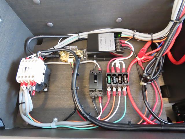 NV200バネットワゴン 新車 FOCS ルソ キャンピングカー 5ナンバー リチウム200Ah 急速走行充電器 急速外部充電器 12Vクーラー フリップダウンモニター レザーシート加工 スマートキー 外部電源 ACコンセント テーブル USB(25枚目)