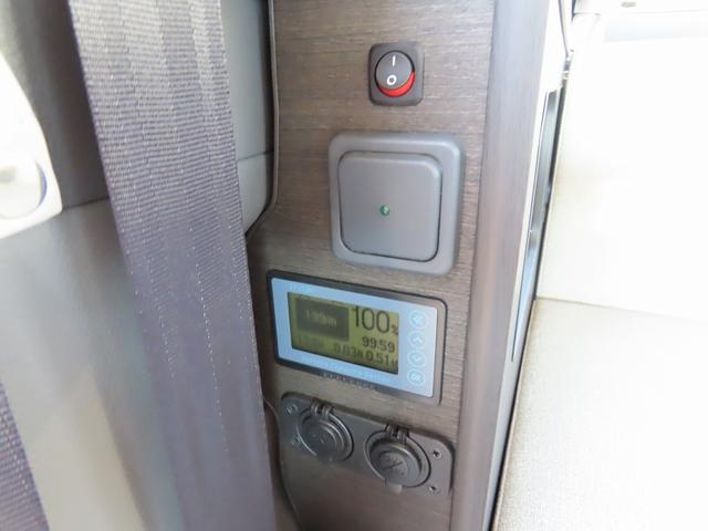 NV200バネットワゴン 新車 FOCS ルソ キャンピングカー 5ナンバー リチウム200Ah 急速走行充電器 急速外部充電器 12Vクーラー フリップダウンモニター レザーシート加工 スマートキー 外部電源 ACコンセント テーブル USB(43枚目)