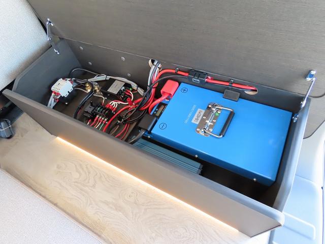 NV200バネットワゴン 新車 FOCS ルソ キャンピングカー 5ナンバー リチウム200Ah 急速走行充電器 急速外部充電器 12Vクーラー フリップダウンモニター レザーシート加工 スマートキー 外部電源 ACコンセント テーブル USB(51枚目)