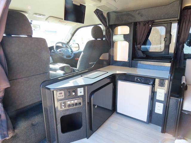 ハイエースワゴン FOCS DSプレミアム キャンピングカー 後席モニター リアヒーター リアクーラー 冷蔵庫 1500Wインバータ 社外ソナー 社外クルコン 18インチAW シングルサブバッテリー シンク ACコンセント 新品タイヤ 外部電源(13枚目)