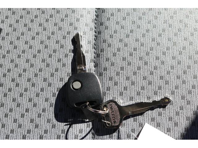 キャリイトラック ＫＣエアコン・パワステ農繁仕様　４ＷＤ　オートマ　届出済未使用車　セフティーサポート　強化サスペンション　キーレス　パワーウインドウ　アッパーメンバーガード　リアゲートチェーン　ＬＥＤ荷台作業灯（18枚目）