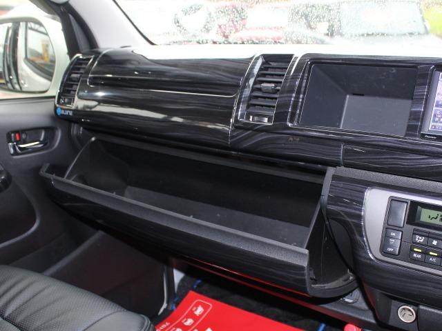 ハイエースワゴン ＧＬ　ハイエースワゴン　ＧＬ　保証付き　後席ベットキット　ＢＬＵＭＥ１８インチアルミホイール　ステラファイブテールレンズ　社外ドアミラーウィンカー　カロッツェリアナビ　社外Ｆスポイラー　車中泊仕様（11枚目）