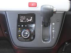 「ＡＵＴＯ」スイッチで車内の温度を一定に保ってくれるオートエアコン。快適装備の代名詞。もちろんマニュアル操作も可能ですよ。 6