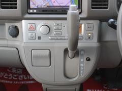 「ＡＵＴＯ」スイッチで車内の温度を一定に保ってくれるオートエアコン。快適装備の代名詞。もちろんマニュアル操作も可能ですよ。 7