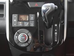 「ＡＵＴＯ」スイッチで車内の温度を一定に保ってくれるオートエアコン。快適装備の代名詞。もちろんマニュアル操作も可能ですよ。 7