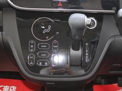 「ＡＵＴＯ」スイッチで車内の温度を一定に保ってくれるオートエアコン。快適装備の代名詞。もちろんマニュアル操作も可能ですよ。 7