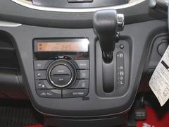 「ＡＵＴＯ」スイッチで車内の温度を一定に保ってくれるオートエアコン。快適装備の代名詞。もちろんマニュアル操作も可能ですよ。 7