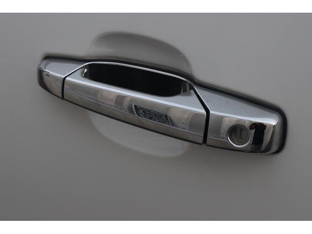 シボレーサバーバン LTZ 4WD 社外アルミ ワンオフマフラー 社外ナビ フルセグTV シートヒーター 純正本革シート サンルーフ 3列目シートあり(18枚目)