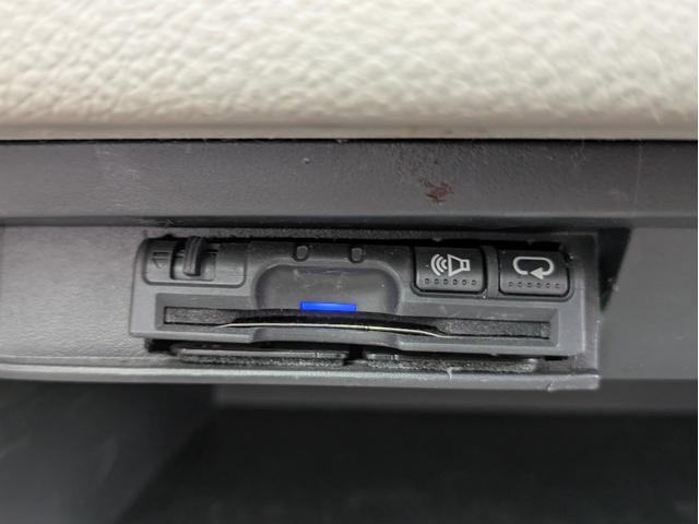 ランディ ２．０Ｇ　社外ＳＤナビ　フルセグ　ＢＴ／ＵＳＢ接続　ＤＶＤ　Ｍサーバー　クルコン　障害物センサー　バックカメラ　オートエアコン　オートＨＩＤ　フォグ　両側パワスラ　革巻ステア　後席モニター　純正アルミ　ＥＴＣ（21枚目）