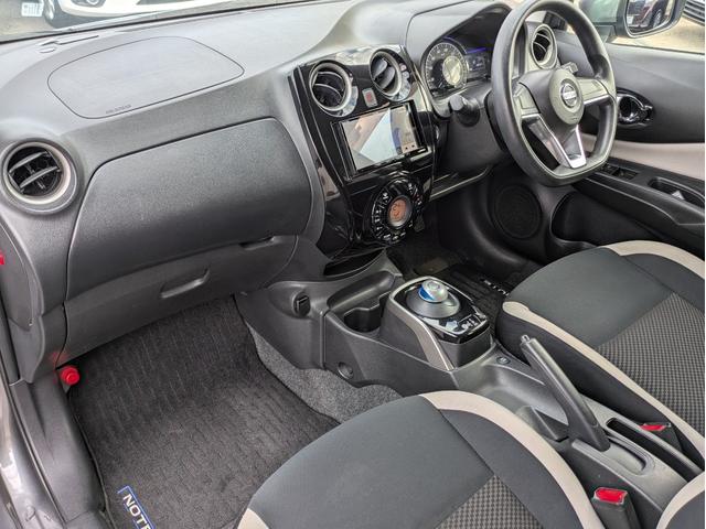 ノート ｅ－パワー　Ｘ　メモリーナビ　ＢＴオーディオ　フルセグＴＶ　ＤＶＤ再生　衝突軽減ブレーキ　レーンアシスト　障害物センサー　オートライト　純正１４インチアルミ　オートエアコン　横滑り防止装置　インテリキー　ＥＴＣ（8枚目）