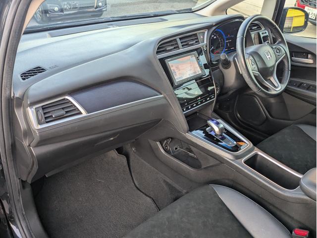 シャトル ハイブリッドＸ　純正メモリーナビ　ＢＴオーディオ　ワンセグ　バックカメラ　衝突軽減ブレーキ　障害物センサー　オートＬＥＤ　フォグ　クルコン　オートエアコン　ドラレコ　ステアリモコン　パドルシフト　純正アルミ　ＥＴＣ（8枚目）