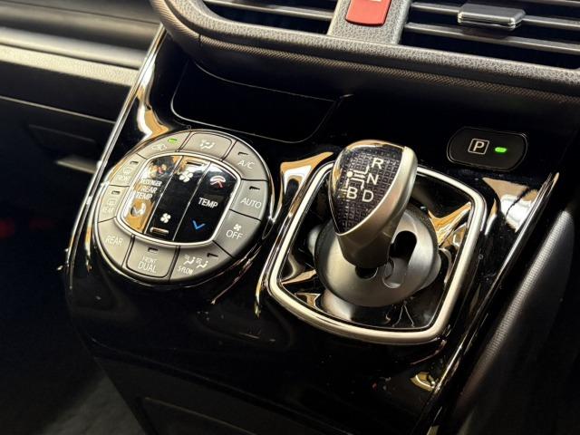 ノア ハイブリッドＧ　９型ナビ　後席モニター　クルーズコントロール　後席オートエアコン　衝突軽減　レーンキープ　両側電動スライドドア　オートマチックハイビーム　シートヒーター　バックカメラ　地デジ　プッシュスタート（61枚目）