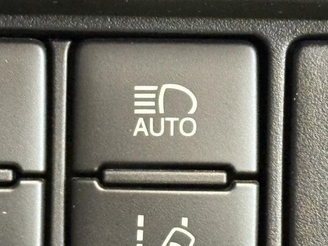 ノア ハイブリッドＧ　９型ナビ　後席モニター　クルーズコントロール　後席オートエアコン　衝突軽減　レーンキープ　両側電動スライドドア　オートマチックハイビーム　シートヒーター　バックカメラ　地デジ　プッシュスタート（69枚目）