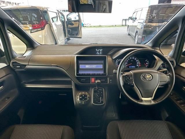 ヴォクシー ZS 4WD 9型ナビ 後席モニタ- 両側電動スライド LEDヘッドライト フロントフォグライト プッシュスタート スマートキー 7人乗り 3列シート 地デジ バックカメラ 純正アルミ オートエアコン(2枚目)