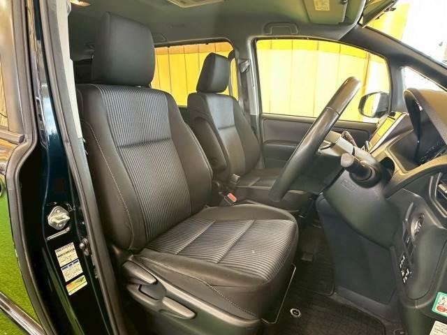 ヴォクシー ZS 4WD 9型ナビ 後席モニタ- 両側電動スライド LEDヘッドライト フロントフォグライト プッシュスタート スマートキー 7人乗り 3列シート 地デジ バックカメラ 純正アルミ オートエアコン(9枚目)