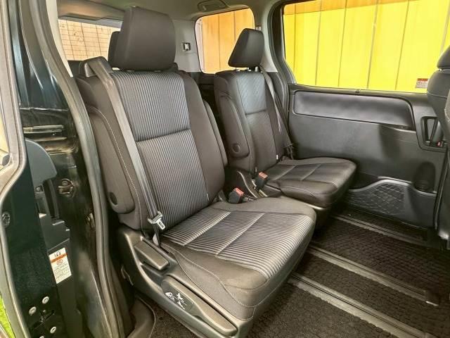 ヴォクシー ZS 4WD 9型ナビ 後席モニタ- 両側電動スライド LEDヘッドライト フロントフォグライト プッシュスタート スマートキー 7人乗り 3列シート 地デジ バックカメラ 純正アルミ オートエアコン(10枚目)