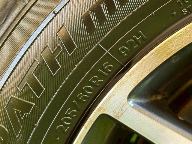 ヴォクシー ZS 4WD 9型ナビ 後席モニタ- 両側電動スライド LEDヘッドライト フロントフォグライト プッシュスタート スマートキー 7人乗り 3列シート 地デジ バックカメラ 純正アルミ オートエアコン(24枚目)