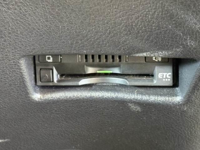 シエンタ Ｇ　クエロ　純正ナビ　衝突軽減　全方位　レーンキープＥＴＣ　オートマチックハイビーム　バックカメラ　地デジ　プッシュスタート　スマートキー　ＬＥＤヘッドライト　フロントフォグライト　両側電動スライドドア　ＥＴＣ（8枚目）