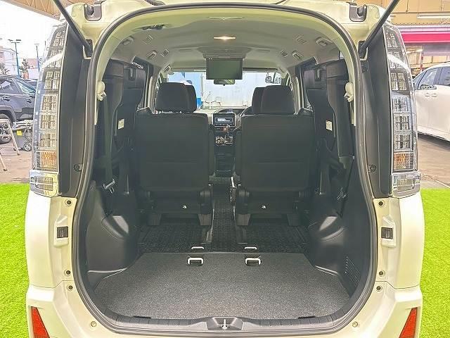 ヴォクシー ZS“煌II” 純正10型ナビ 後席モニター 両側電動スライドドア 衝突軽減 レーンキープアシスト ETC バックカメラ アイドリングストップ オートマチックハイビーム テレビキャンセラー リアクーラー 7人乗り(12枚目)