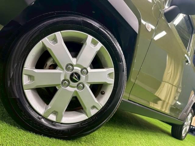 【純正１５インチアルミホイール】を装備しております。バランスのとれたアルミホイールは高速走行も安定性が高くなっております。