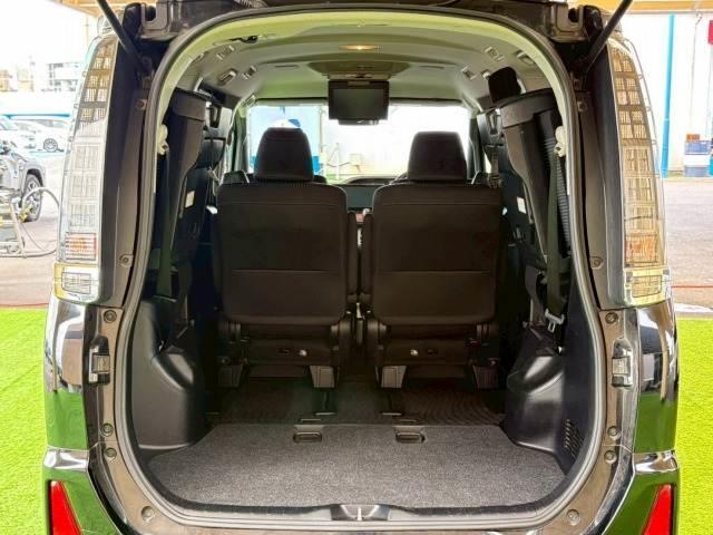 ヴォクシー ＺＳ　煌　純正１０インチナビ　フリップダウンモニター　両側電動スライド　軽減ブレーキ　レーンキープ　Ｂｌｕｅｔｏｏｔｈ　スマートキー　フルセグ　バックカメラ　フォグライト　ウォークスルー　ＥＴＣ　７人乗り（12枚目）