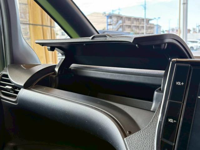 ヴォクシー ＺＳ　煌　純正１０インチナビ　フリップダウンモニター　両側電動スライド　軽減ブレーキ　レーンキープ　Ｂｌｕｅｔｏｏｔｈ　スマートキー　フルセグ　バックカメラ　フォグライト　ウォークスルー　ＥＴＣ　７人乗り（70枚目）