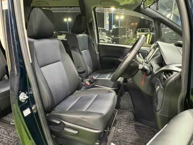 ヴォクシー ZS 9型ナビ 両側電動スライドドア 後席モニター 後席オートエアコン 地デジ バックカメラ Bluetooth接続 ETC フロントフォグライト LEDヘッドライト プッシュスタート スマートキー 7人(10枚目)