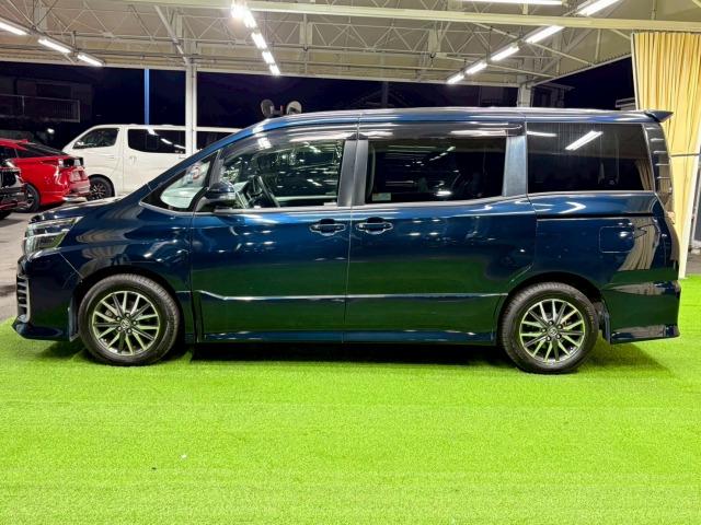 ヴォクシー ZS 9型ナビ 両側電動スライドドア 後席モニター 後席オートエアコン 地デジ バックカメラ Bluetooth接続 ETC フロントフォグライト LEDヘッドライト プッシュスタート スマートキー 7人(35枚目)