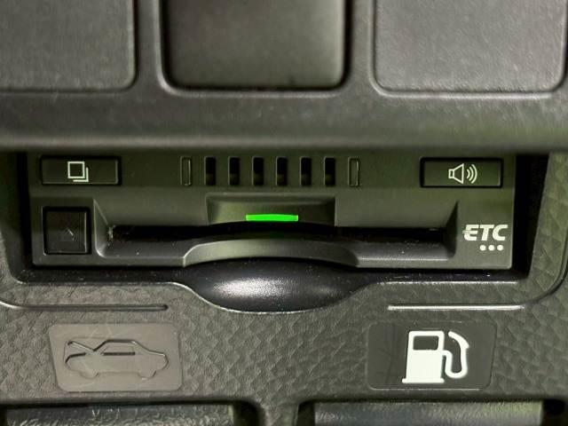 【ＥＴＣ車載器】を装備しておりますので、ご納車直後からの遠距離ドライブも可能です。土日の利用料金の割引や、朝夕の通行料金を割引料金で高速道路をお楽しみいただけます。