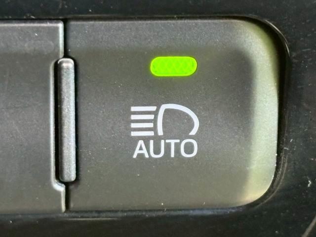 プリウス Ａ　フルエアロ　純正ＳＤナビ　レーダークルーズ　衝突軽減　レーンキープ　ヘッドアップディスプレイ　インテリジェントパーキングアシスト　オートマチックハイビーム　地デジ　バックカメラ　Ｂｌｕｅｔｏｏｔｈ（7枚目）