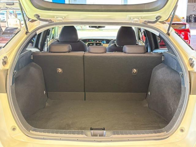 プリウス Ａ　フルエアロ　純正ＳＤナビ　レーダークルーズ　衝突軽減　レーンキープ　ヘッドアップディスプレイ　インテリジェントパーキングアシスト　オートマチックハイビーム　地デジ　バックカメラ　Ｂｌｕｅｔｏｏｔｈ（45枚目）