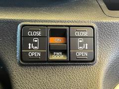 【両側電動スライドドア】運転席よりボタンひとつで開閉可能なスライドドアです。雨の日のお迎えの時など役立ちますね。 6