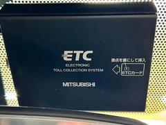 【ＥＴＣ車載器】を装備しておりますので、ご納車直後からの遠距離ドライブも可能です。土日の利用料金の割引や、朝夕の通行料金を割引料金で高速道路をお楽しみいただけます。 5