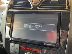 【純正ＳＤナビ】装備です！フルセグテレビやＢｌｕｅｔｏｏｔｈオーディオ接続、ＤＶＤ再生など多彩な機能を併せ持っており、インパネ周りがすっきりしてますね！ 3