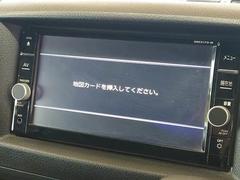 【純正ＳＤナビ】装備です！フルセグテレビやＢｌｕｅｔｏｏｔｈオーディオ接続、ＤＶＤ再生など多彩な機能を併せ持っており、インパネ周りがすっきりしてますね！ 3